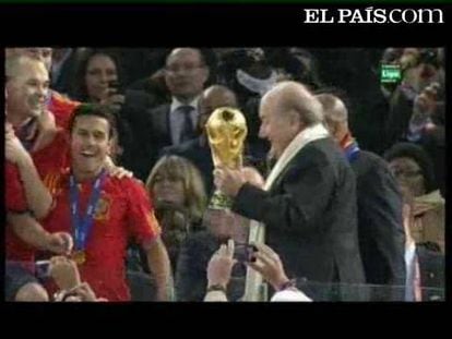 Tras 80 años de sequía, el fútbol español recoge el trofeo de campeones del mundo. Casillas recibiendo la copa con el resto de jugadores en el palco. <strong><a href="http://www.elpais.com/deportes/futbol/mundial/">España Campeona del Mundial de Fútbol 2010</a></strong>