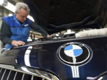 En la imagen, l&iacute;nea de montaje del BMW serie 6 en la planta que la firma de autom&oacute;viles tiene en Dingolfing (Alemania). EFE/Archivo