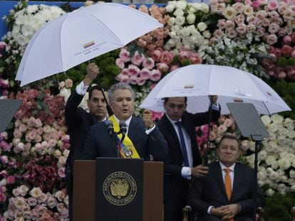 El presidente de Colombia, Iván Duque, junto al senador Ernesto Macías.