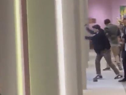 Captura de una imagen de vídeo en la que se ve a uno de los atracadores golpeando la vitrina en la que estaban las joyas robadas.