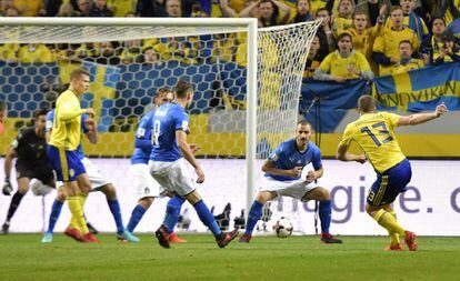 Johansson dispara para marcar el 1-0 de Suecia ante Italia.