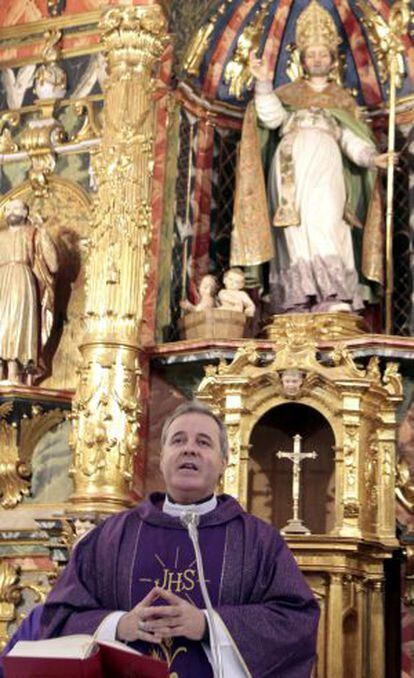 El obispo de Bilbao, Mario Iceta, durante la misa que ha oficiado en la iglesia de San Nicolás de Bari en Pobeña.