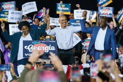 Desde la izquierda, Stacey Abrams, candidata a gobernadora en Georgia, Barack Obama, y el senador Raphael Warnock el viernes en College Park, cerca de Atlanta.