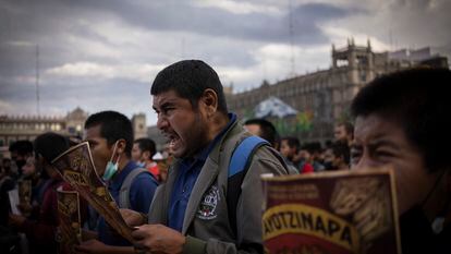 Manifestantes gritan consignas en el Zócalo de la Ciudad de México.