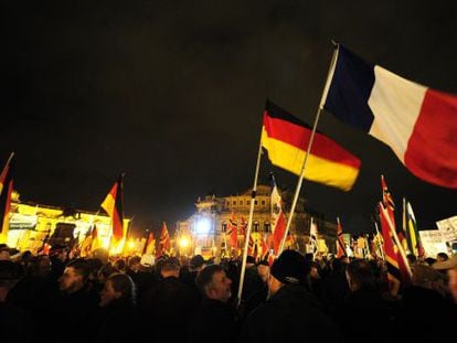 Simpatizantes del movimiento Pegida, en la marcha convocada el 16 de noviembre tras los ataques islamistas de París.