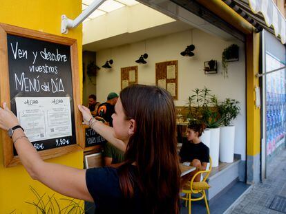 Stephanie Sella, propietaria del Restaurante Al Dente en Valencia, prepara una tabla con los precios del menú del día.