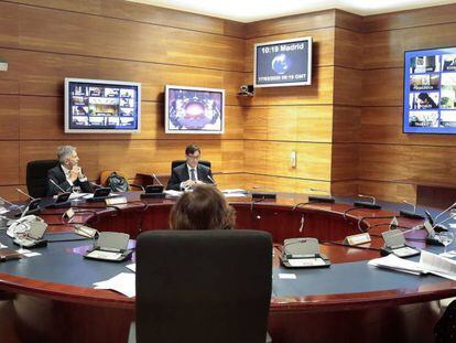 El presidente del Gobierno, Pedro Sánchez (i) preside la reunión del Consejo de Ministros en el palacio de la Moncloa ayer martes.