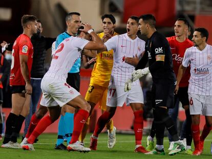 Los jugadores del Sevilla protestan al árbitro la anulación del gol que les habría dado la victoria en Mallorca.