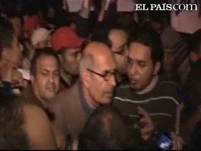 La revolución en Egipto no tiene marcha atrás. Así se lo ha dicho Mohamed El Baradei a las decenas miles de manifestantes, que hoy han vuelto a saltarse el toque de queda. "Lo que hemos empezado no puede tener vuelta atrás. Egipto comienza una nueva era", ha asegurado el Premio Nobel de la Paz 2005 altavoz en mano.El Baradei, que se perfila como líder principal de la oposición, se ha unido esta tarde a las protestas en la plaza Tahrir (plaza Liberación) de El Cairo contra el presidente Hosni Mubarak. Aunque éste sigue aferrado al poder, desplegando mayor presencia militar en las calles, parece perder apoyos internacionales. Aliados claves, como Estados Unidos o Alemania, le piden una transición ordenada. <strong>Especial: <a href="http://www.elpais.com/especial/revueltas-en-el-mundo-arabe/">Revueltas en el mundo árabe</a></strong>  