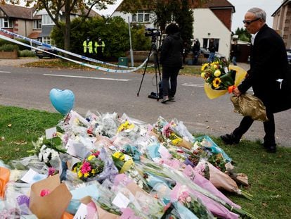 Un hombre deja flores en el lugar donde fue asesinado el diputado conservador Davi Amess, este sábado en Leigh-on-Sea.