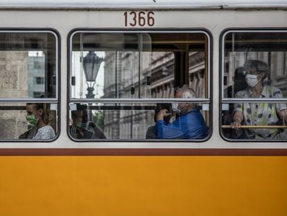 Pasajeros en un tranvía, en Hungría, donde es recomendable pero no obligatorio el uso de mascarilla.