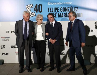 De izquierda a derecha: Felipe González, expresidente del Gobierno; Soledad Gallego-Díaz, directora del diario EL PAÍS; José María Aznar, expresidente del Gobierno, y Manuel Polanco, presidente de PRISA.