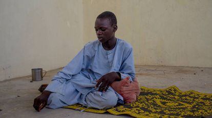 Mallam Abu Shanga, nigeriano de 15 años, en el asentamiento informal de desplazados de Kitchendi, Diffa, Níger.