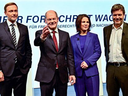 Christian Lindner (liberales), Olaf Scholz (SPD) y Annalena Baerbock junto a Robert Habeck (verdes), este miércoles en Berlín.