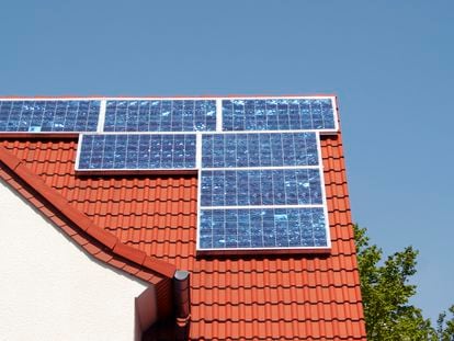 Instalación de paneles solares en el tejado de una vivienda.