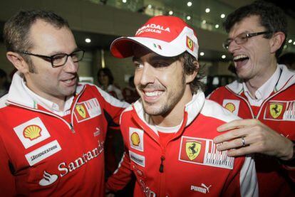 El director deportivo de Ferrari, Stefano Domenicali (a la izquierda), y el ingeniero jefe, Chris Dyer, felicitan a Fernando Alonso en Corea del Sur.