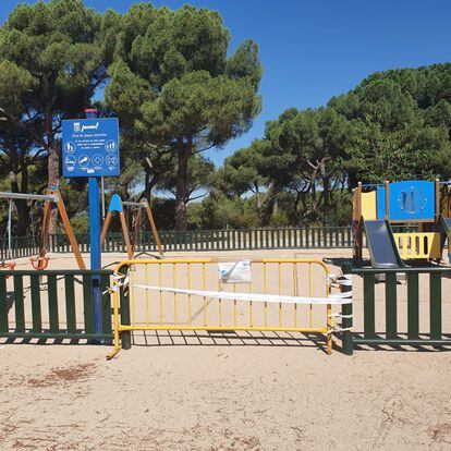 Un parque infantil en la Dehesa de la Villa, todavía cerrado esta mañana.