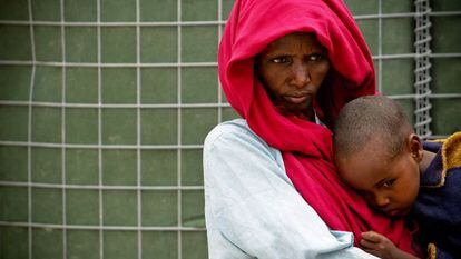 Una madre con su hijo en Somalia.