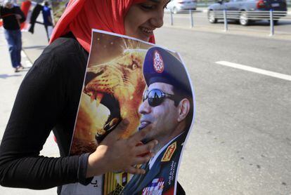 Una mujer egipcia porta un retrato del del general Abdel Fatah al Sisi durante la celebraci&oacute;n del 40 aniversario de la &uacute;ltima guerra contra Israel.