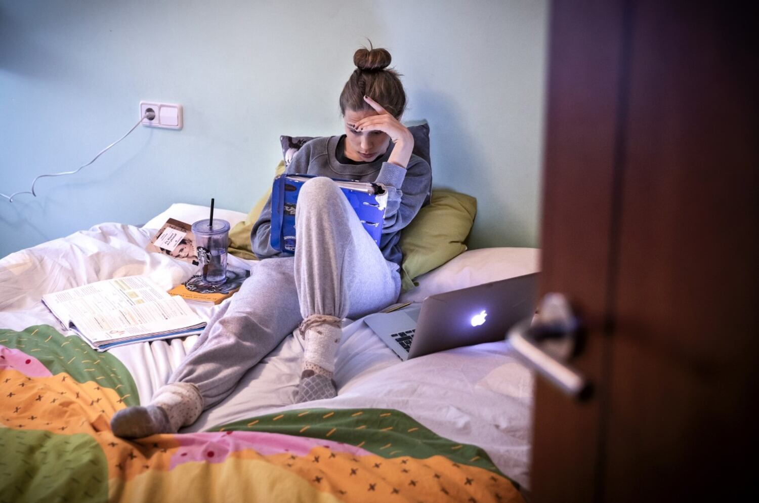Una adolescente, durante el confinamiento en su casa.