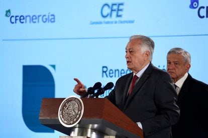 El director de la CFE, Manuel Bartlett, junto al presidente López Obrador, durante una rueda de prensa en el Palacio Nacional.