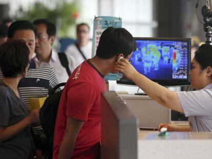 Control en un aeropuerto de Corea para detectar el &eacute;bola.