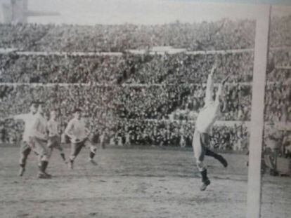 Gol del uruguayo Victoriano Iriarte en la final del Mundial de 1930 entre Argentina y Uruguay disputada en Montevideo.