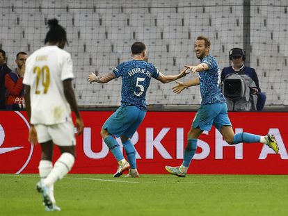Hojbjerg celebra con Kane su gol ante el Marsella este martes en la última jornada de la fase de grupos de la Champions.