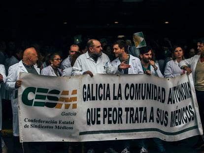 Concentración de sanitarios gallegos durante las protestas de abril de 2023 ante el Centro Universitario de Santiago (CHUS).