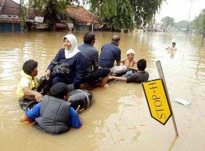 Una treintena de personas han muerto y otras 340.000 han tenido que  huir de sus hogares como consecuencia de las inundaciones que se  desencadenaron el pasado jueves y que ha causado el desbordamiento de varios ríos en Yakarta, Indonesia.