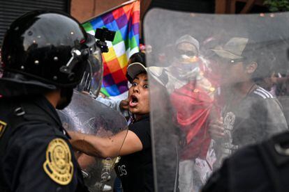 Los partidarios del expresidente Pedro Castillo se enfrentan a la policía en Lima, el domingo. 