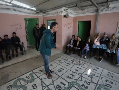 El músico Jorge Drexler visita un colegio en la aldea palestina de Susyia, en Cisjordania.