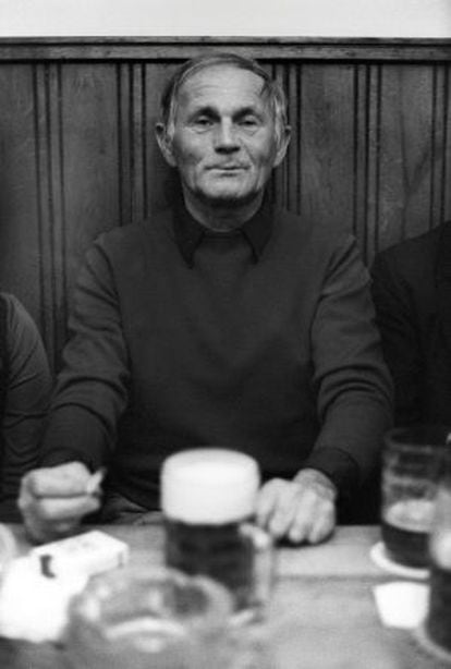 Bohumil Hrabal, en una taberna de Praga en los años 80.