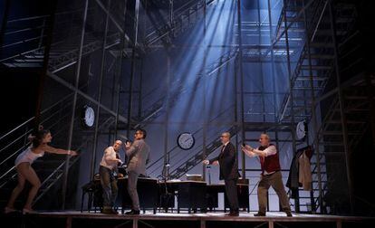 En la obra 'Rinoceronte', dirigida por Ernesto Caballero, en el CDN, los actores que aparecen en imagen son: Ester Bellver, Pepe Viyuela, José Luis Alcobendas, Juan Carlos Talavera y Janfri Topera.