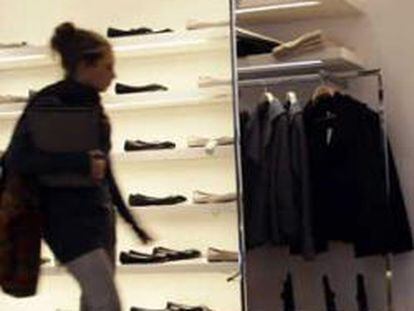 Una clienta mira zapatos en una tienda de Zara