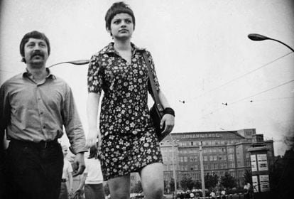 Wolf Biermann con su hijastra, Nina Hagenn, en una fotograf&iacute;a tomada subrepticiamente por la Stasi en 1970.