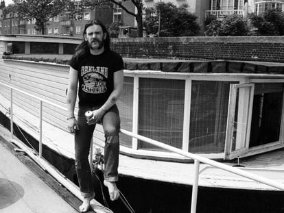 Lemmy, en una imagen de principios de los ochenta. Se han venddio más camisetas con el logo de su grupo, Motörhead, que discos de la banda.