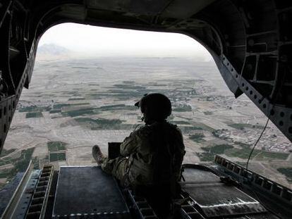 Artillero de un helic&oacute;ptero Chinook del Ej&eacute;rcito de EEUU en misi&oacute;n de transporte de tropas por las bases del sur de Afganist&aacute;n