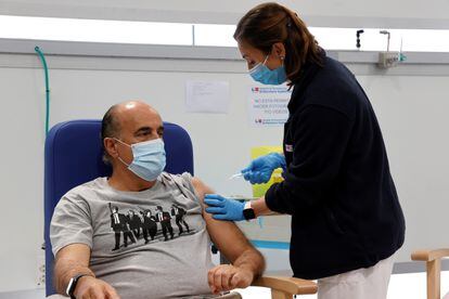 El viceconsejero de Salud Pública y Plan Covid-19 de Madrid, Antonio Zapatero, recibe la primera dosis de la vacuna de AstraZeneca en el Hospital Isabel Zendal.