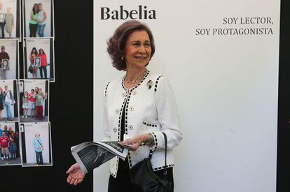 La reina Sofía empieza su recorrido inaugural de casi un kilómetro y medio por las 368 casetas que estarán abiertas hasta el 14 de junio. En la imagen, en el puesto de Babelia de El País.