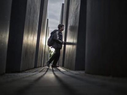 Un niño visita el monumento a los judíos europeos muertos, en Berlín.