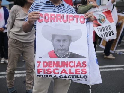 Opositores de Pedro Castillo se manifiestan en Lima (Perú), el 7 de diciembre.