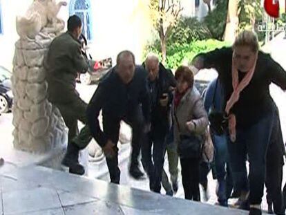 Imagen tomada de la televisi&oacute;n tunecina con rehenes huyendo del Museo del Bardo.