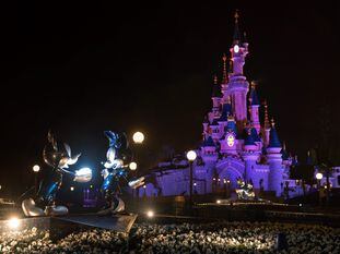 El castillo de la Bella Durmiente del Disneyland Paris, en una imagen nocturna.