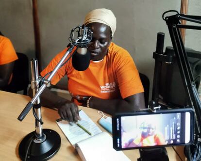Una radio comunitaria de Kenia, en una imagen de 2021 de ONU Mujeres.