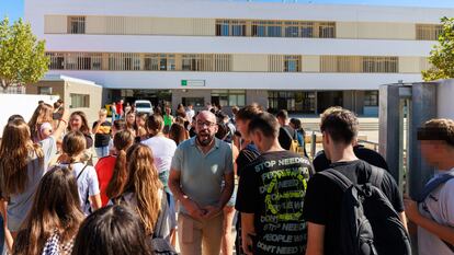 Alumnos del instituto público Elena García Armada de Jerez de la Frontera accedían al centro, este viernes.