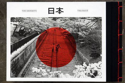 Lo que sería la contraportada del libro The Japan Photo Project, de Toru Morimoto y Tina Bagué, es la apertura según el modo de lectura japonés. La imagen, en blanco y negro, es de una pareja paseando bajo los cerezos en flor en una vía antigua de Kioto. Fue tomada por Morimoto en 2010.