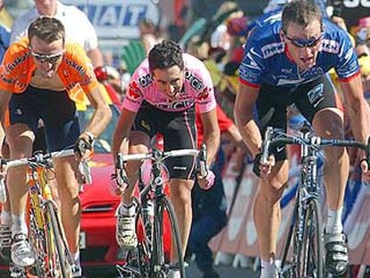 Roberto Laiseka, Joseba Beloki y Lance Armstrong, durante la subida a Alpe d'Huez.