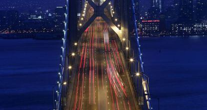 El San Francisco nocturno visto desde el puente Oakland Bay.