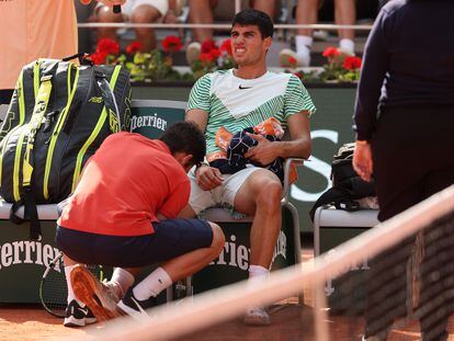 Alcaraz es atendido durante la semifinal contra Djokovic en la Chatrier.